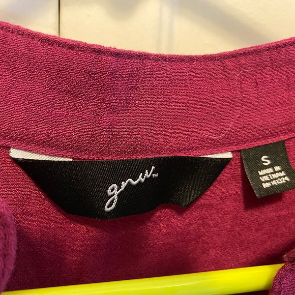 Light weight 3/4 sleeve blouse made of crepe burgundy polyester. - Picture 3 of 4